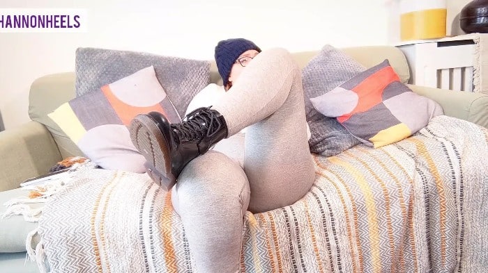 [ManyVids] Shannon Huxley - Beanie Squirt Boot Girl [1080p] 4