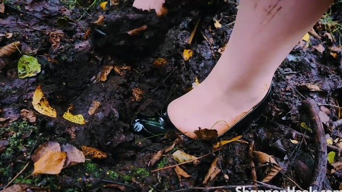 [ManyVids] Shannon Huxley - Pee Stuck N Fuck [1080p] 1