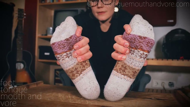 Emma-S-Tired-Feet-After-Work-Winter-Socks-Boots-Bare-Feet- 2