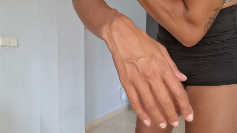 Plump-neck-and-arm-veins 5