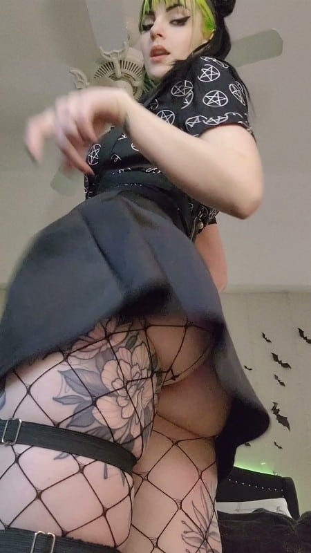 Prettyinpunk92 - Ass Worshipping a goth girl 1