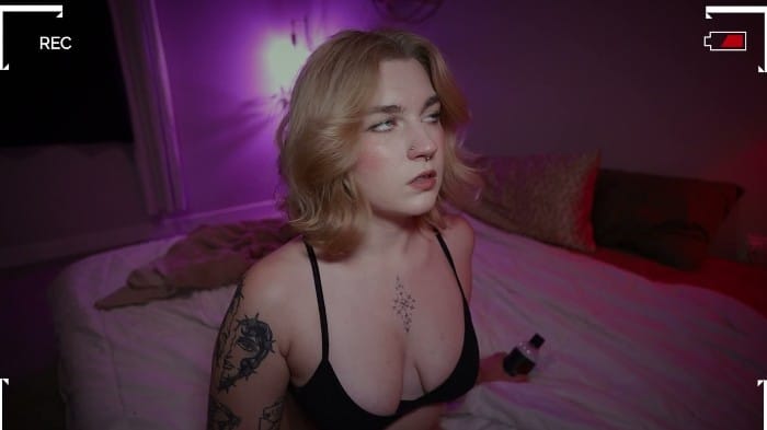 [ManyVids] Jaybbgirl - Toying With Your Stepsister 1