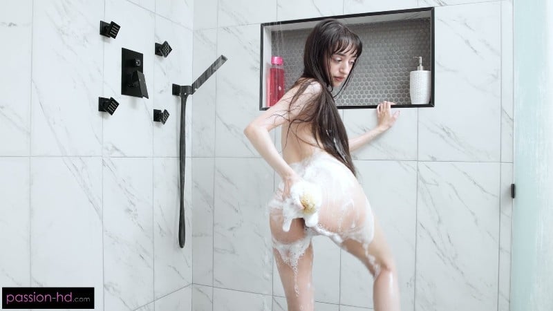 Passion-HD 25 12 31 Ronnie Violet A Fresh Rinse FullHD 11