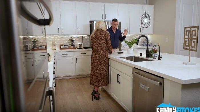 [PervMom] Spencer Scott - Don't Tell Dad! Spencer Scott's Cyber Monday Breeding Session [2160p] 1