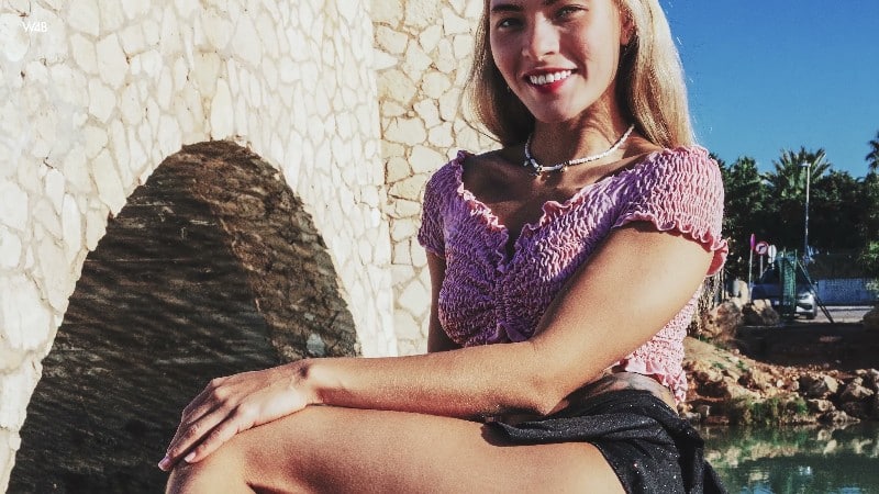 Watch4Beauty 26/01/12 Irene Rouse Sexy In A Cap Backstage 4k 3