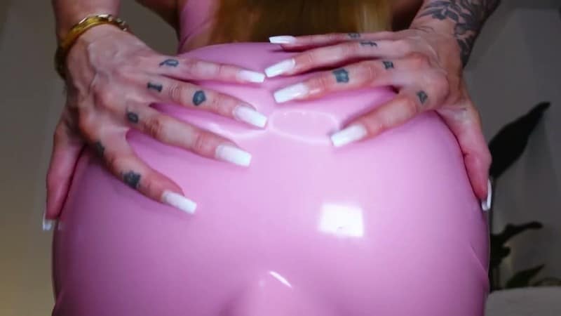 Goddess Kira Gold - Ass-Obsessed German language English Subtitles 3