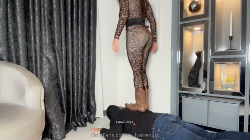 Hande Afitap - Boots Trampling 5