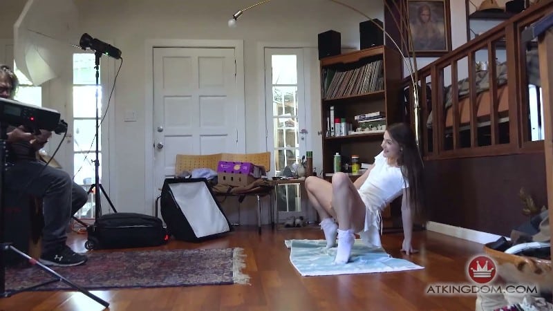 ATKGalleria 26/02/11 Juniper Ren BTS FullHD 3