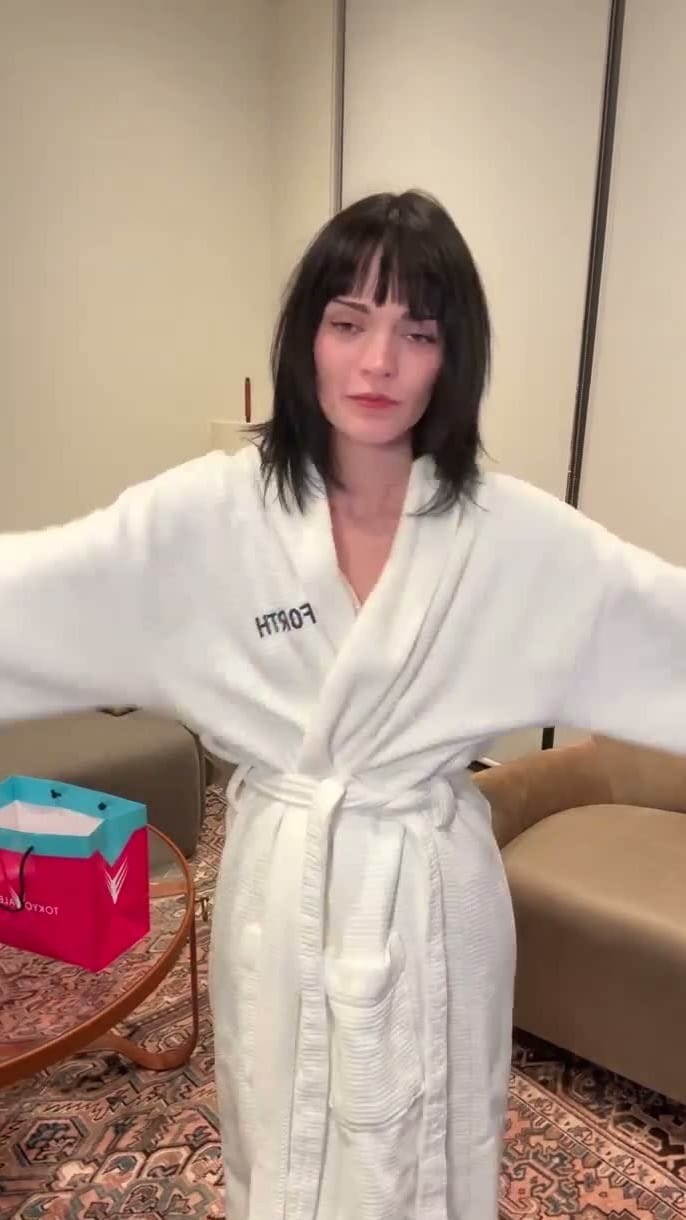 [Fansly.Com 2026.02.15] Essaere - Vday Try On (720p, Vertical) 1