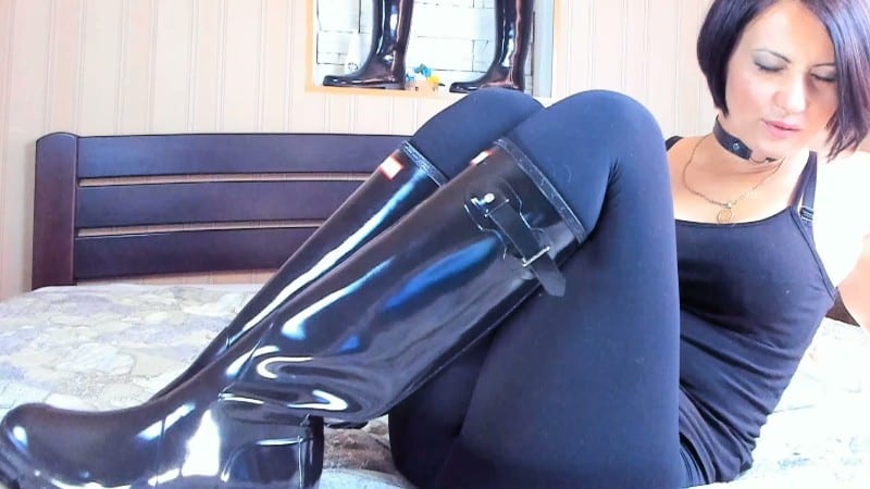 JuliaCrown - Bootslut Cum for my Hunters boots 3