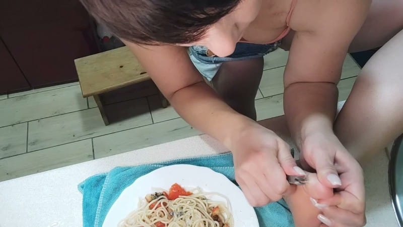 JuliaCrown - Cook disgust food pasta for slave 4