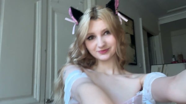 [ManyVids] Cassiebloomm - Tiny Girl Undressing And Masturbating 2