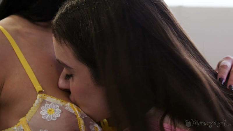 MommysGirl 26/03/14 Hazel Moore Elizabeth Skylar Taylor Wild And Alexa Chains 4k 4