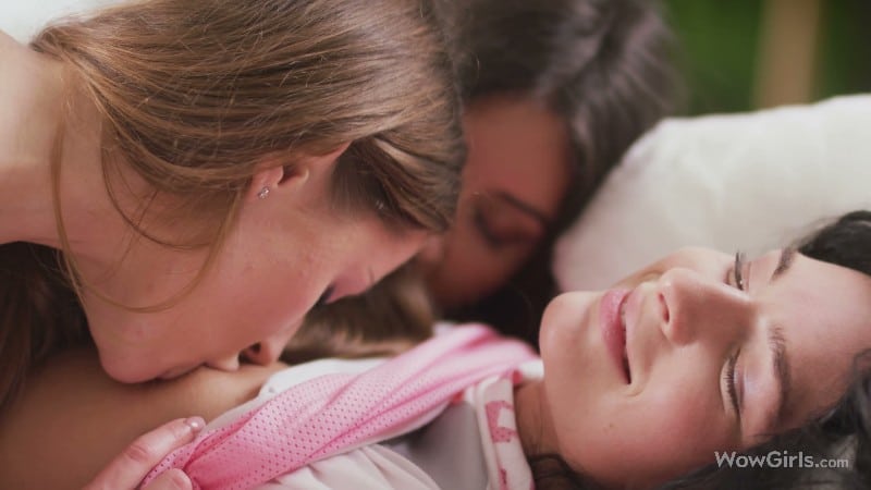 WowGirls 20 04 13 Sybil Leanne Lace And Katty West Lovers Of Pink 4k 3