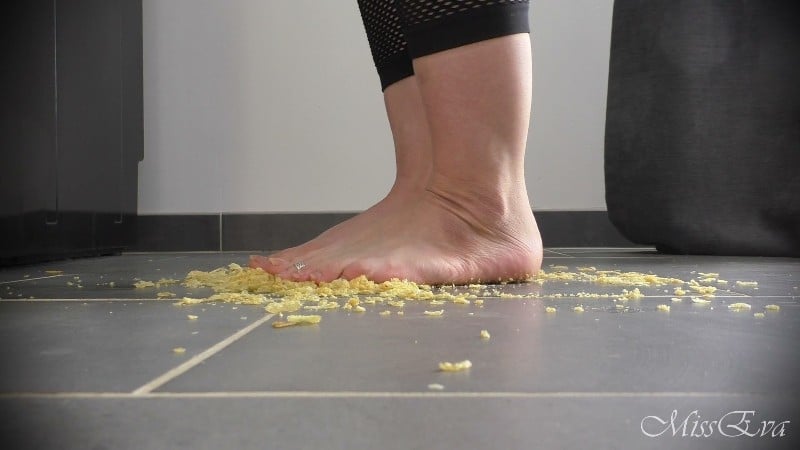 Miss Eva - Crushing chips Rabaissement 3